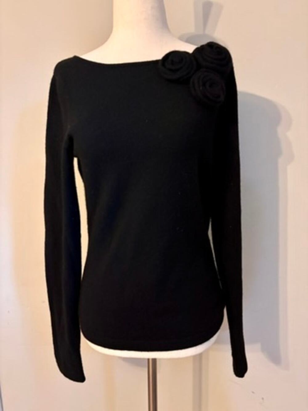 Barneys New York Cashmere Sweater Womens M Black 3D Rose Rosette 100% Cashmere